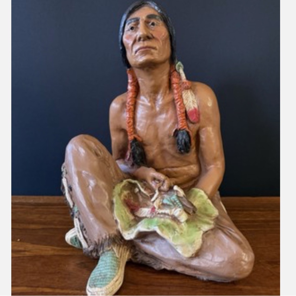 1985 UNIVERSAL STATUARY CORP 423 NATIVE AMERICAN MALE SITTING SCULPTURE 11.5X9